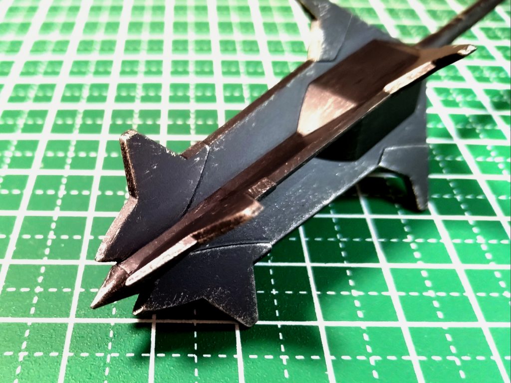 メイスの先端の4枚刃を尖らせて中央部分はスパイクのディテールパーツに変えました。銀色でドライブラシも少々。