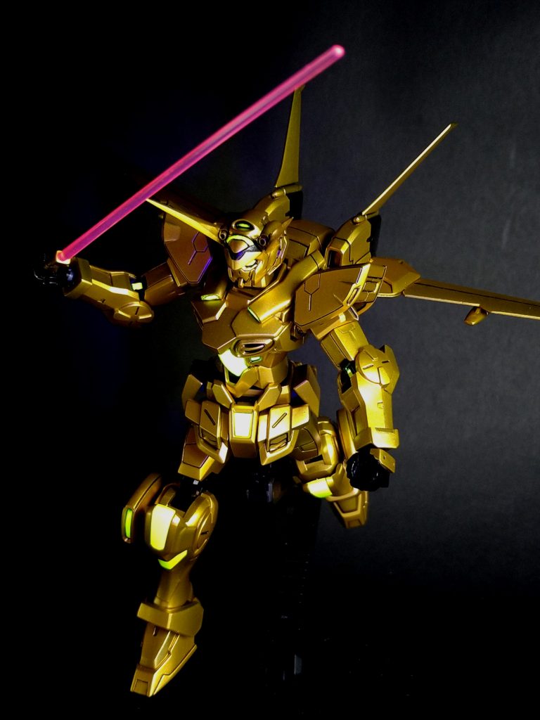 ビームサーベルは未塗装に蛍光クリアーを吹き付けました。ポージングにセンスが感じられないですね（笑） 