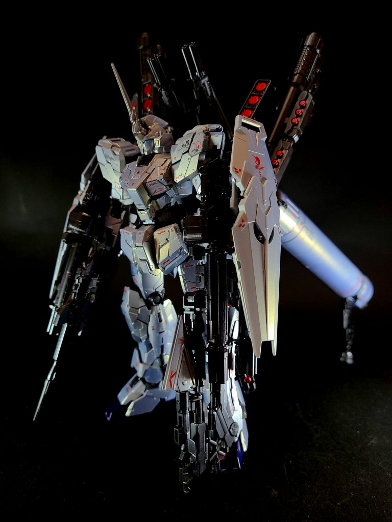 シールド3枚、ビーム・ガトリングガン6挺、ハイパー・バズーカ2挺、ジェスタ用グレネード・ランチャー、スタークジェガン用3連装対艦ミサイル・ランチャー、ジェガン用3連装ハンド・グレネード・ユニット4セット、脚部3連装ハンド・グレネード・ユニット左右各2セットと、機種を問わずネェル・アーガマに保管されていた武装を可能な限り搭載した結果、合計17門[57][58]にもおよぶ火砲を備え、MS単機として最大級の大火力を手に入れた。背面には、流用追加武装によって増加した機体重量を取り回すため、宇宙用サブフライトシステムである94式ベースジャバーのスラスター部を転用し追加マウント・フレームで接続した、プロペラントタンクを兼ねた大型ブースターユニットを備えている。使用済みの武装はデッドウェイト化を避けるため、随時切り離せる。