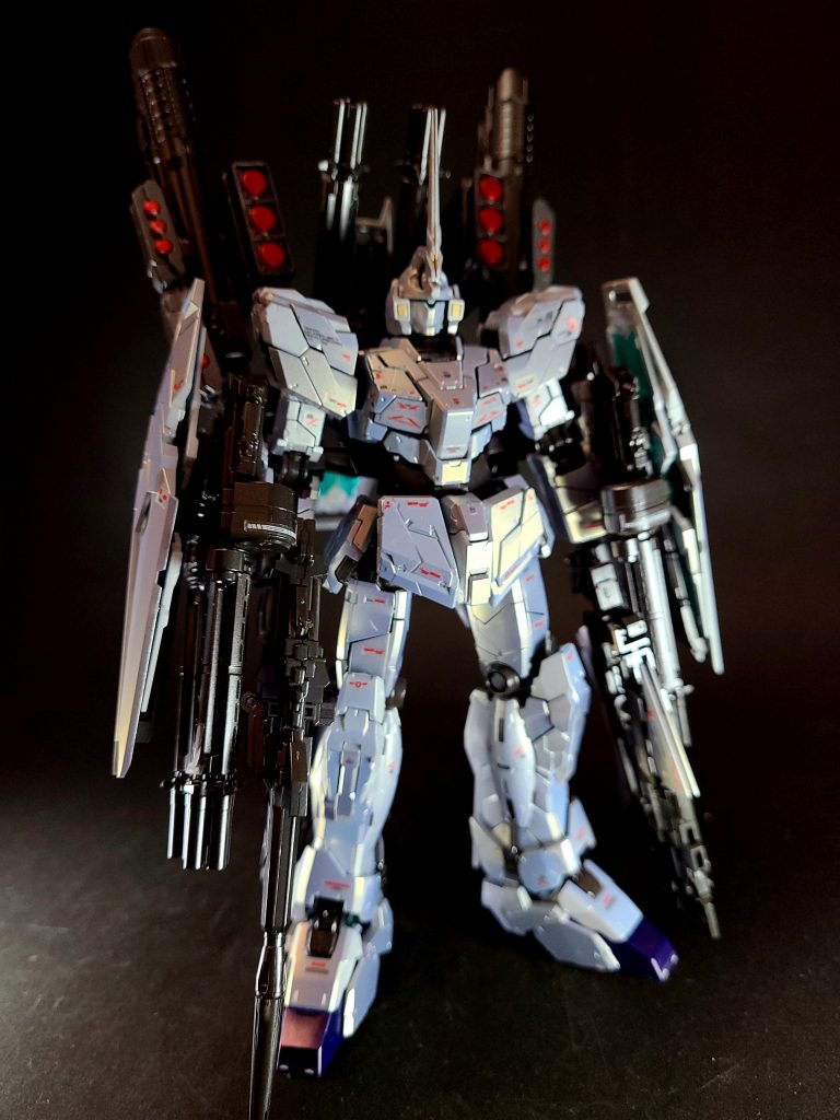 ゲームやプラモデル等では、サイコフレームが緑色に発光した、いわゆる覚醒状態で描かれる場合が多い。しかし、『ガンダムUC』の小説・OVA共に全武装を装備した姿では、ユニコーンモードもしくはデストロイモードの赤く発光した状態で戦闘しており、覚醒状態になる頃にはほとんどの武器を使い切って手放した後であった。それゆえ、全武装を装備した姿で覚醒状態になる場面は、本編中には存在しない。だが、OVAシリーズをテレビフォーマットに再編集したテレビシリーズ『機動戦士ガンダムユニコーン RE:0096』のオープニングテーマ「Into the Sky」での映像では、サイコフレームが緑色に発光した状態で、上記の武装およびハイパー・ビーム・ジャベリンを装備して戦闘する姿が描かれた。