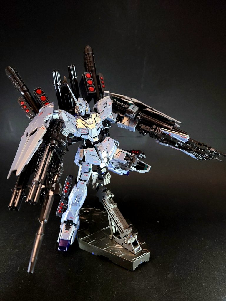 武装ハイパー・バズーカネェル・アーガマで急造したフレームを介して、2基を背部に固定。砲身部分のレールには後述のグレネード・ランチャー、3連装ハンド・グレネード・ユニット、3連装対艦ミサイル・ランチャーを装備しており、ウェポン・プラットフォームとしての機能を果たす[63]。劇中では対バンシィ・ノルン戦において、ハンド・グレネードとミサイルを打ち切った後にバズーカ単体をマニピュレーターに持ち替え、弾幕形成を継続している。しかしながら、その途中にバンシィ・ノルンに接近されてビーム・サーベルで両断されてしまった。