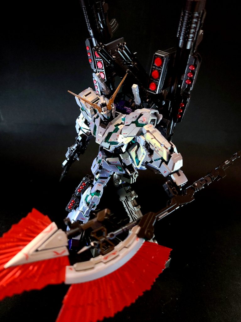 3連装ハンド・グレネード・ユニット2本のハイパー・バズーカと脚部に2基ずつ、計8基を装備する。小サイズのため設置個所を選ばない他、弾頭も推進機能を持つため運用性に優れる[63]。バンシィ・ノルンとの一騎打ち序盤での弾幕形成に用いられたが、直撃弾を与えることはできなかった。