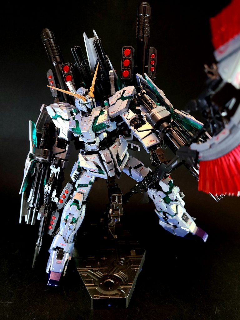 シールドユニコーンモード時は白いシールドだが、デストロイモード時は内部の4枚の花弁状のサイコフレームパーツが「Ｘ」字型に展開、さらに中心部のIフィールド発生装置が露出する。基本的にデストロイモード時に展開するが、ユニコーンモードのままでもIフィールドバリアとして機能し、その際はビームを防ぐ際のみ、Iフィールド発生装置が露出する。Iフィールドはパイロットが操作しなくても自動で展開され、戦艦クラスのビームでも跳ね返せる[44][要ページ番号]。近接戦では、バンシィ・ノルンがビーム・サーベルをIフィールド発生装置の中心部に突き込んだ際には、サーベルのメガ粒子がフィールドの斥力方向と思われる外側に向けて吹き飛ばされ、バンシィ・ノルンの腕部も斥力に逆らって震えている描写がなされている[45]。物理強度も高く、多くの場面で活躍しているが、アニメでは1枚がバンシィ・ノルン戦においてサイコフレームが赤く輝いてはいたものの、裏面のガトリング用Eパックが爆発したことにより、爆散して宇宙に消えている[46]。終盤ではバーニアなどの推進器が付いていないにもかかわらず、サイコフレームによって発生した物理的エネルギーで単独浮遊し、ユニコーンのインテンション・オートマチック・システムを介することで、ファンネルのように遠隔操作して用いた。シールド先端部による打突攻撃と、裏側に装備された下記のビーム・ガトリングガンを用いたオールレンジ攻撃を行える他、この状態になってからのシールドは、ネオ・ジオングのハイメガ粒子砲を受け止め、ミサイルの直撃を受けても傷ついていない。その後「サイコシャード」によって、裏面のビーム・ガトリングガン2挺を破壊されても機能に支障を来たしていない。なお、この遠隔操作状態は、プラモデルや関連書籍などでは「シールド・ファンネル」と呼称される。アニメ版では、サイコフレームパーツが「Ｘ」字型から左右1枚ずつ閉じた「／」型の状態へ変形したうえで3枚1組に連結して風車のような形状となり、サイコ・フィールド・バリアを発生できるようになる。また、ネオ・ジオング（シナンジュ）のモニターでも「FUNNEL」と識別されていることが確認できる。