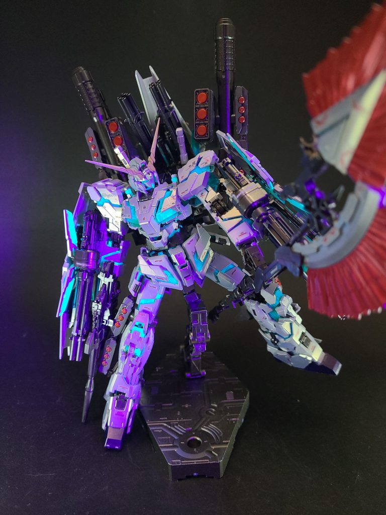 ビーム・ガトリングガン本来はクシャトリヤ用に新造された4銃身式の大型ビーム機関砲。パラオからの脱出時に1挺使用された(なお、アニメ版の初使用時にはデバイスドライバのインストールが完了するまで発砲できない描写がある)。アニメ版でパラオ脱出時に使用した際は、遭遇したドライセン(「袖付き」仕様)を一方的に撃破する威力を見せた。地上編で本機がクシャトリヤの母艦であるガランシェールに収容されて以降、ダカールの戦闘時から左腕シールドの内側に2挺を固定装備されている。