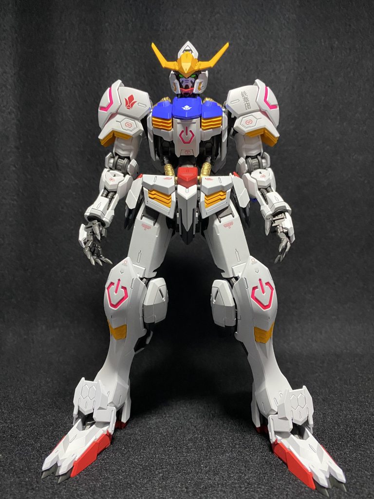 まずは装備無しで正面から。バルバトスも最近のキットなんで出来が良く、塗っただけでカッコ良くなりました！