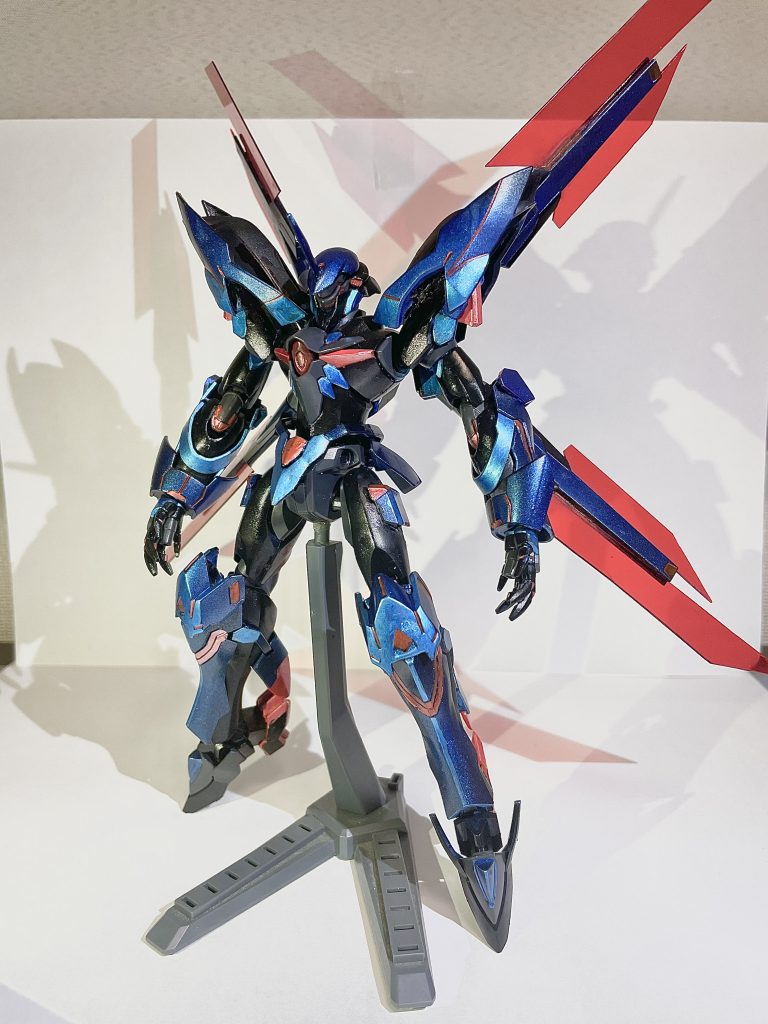 機体名 ギラーガアストラル type-αガンダムAGEに登場する機体ギラーガを機動力特化型に改造したもの。本機は従来機から装甲、装備の軽量化に成功しており、加えて機体各部にスラスターを増設することによって従来のヴェイガン機を逸脱した機動性を獲得している。ちなみにアストラル(astral)は「星の、星からの」という意味で、異星からの来訪者であるヴェイガンの機体に相応しい名称となっている。