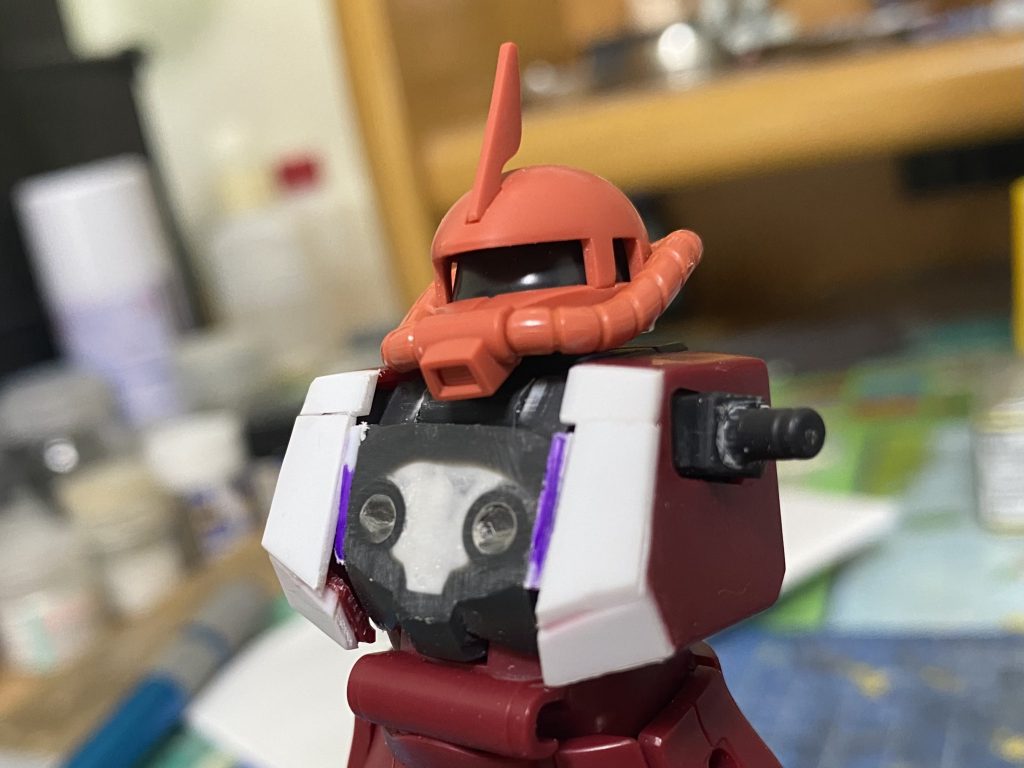 胸部のコクピット部はヤスリで平坦に削ってからプラ板を接着しました。両側面の前面も同じように、ヤスリとプラ板で改修しました。