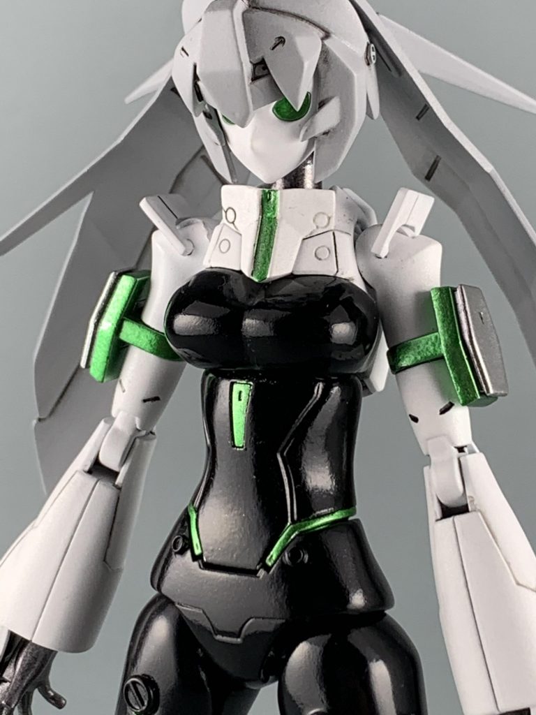 胸部、腹部にパテを盛りなだらかになるようにボディラインを調整しています。