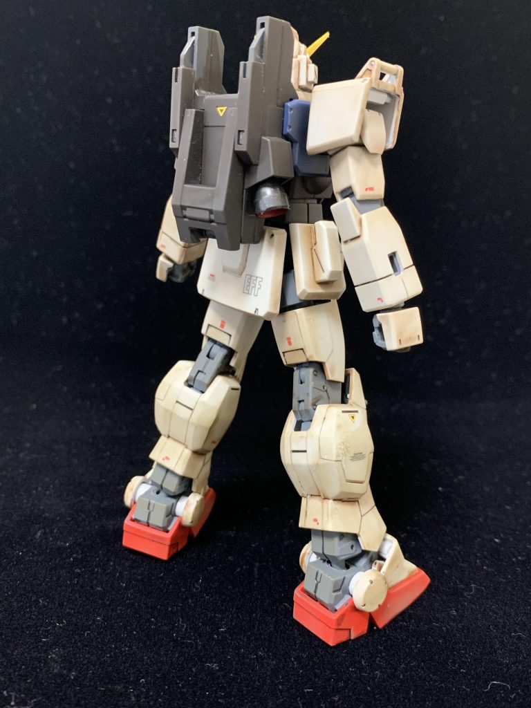 背面その2。全体は成形色をつや消しで仕上げてますが、バーニアだけ黒鉄色+赤で部分塗装してます。