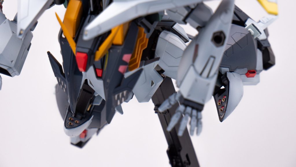 腕や膝裏には、ICピンをメタルパーツとして埋め込みました。