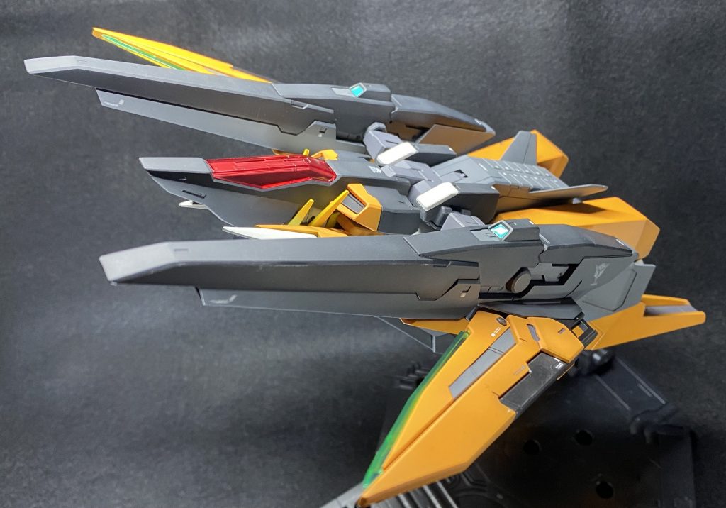 変形機構もそのまま残しているので変形できます。が、膝のコンテナが干渉するためフロントアーマーは外してあります。下から見なければ…