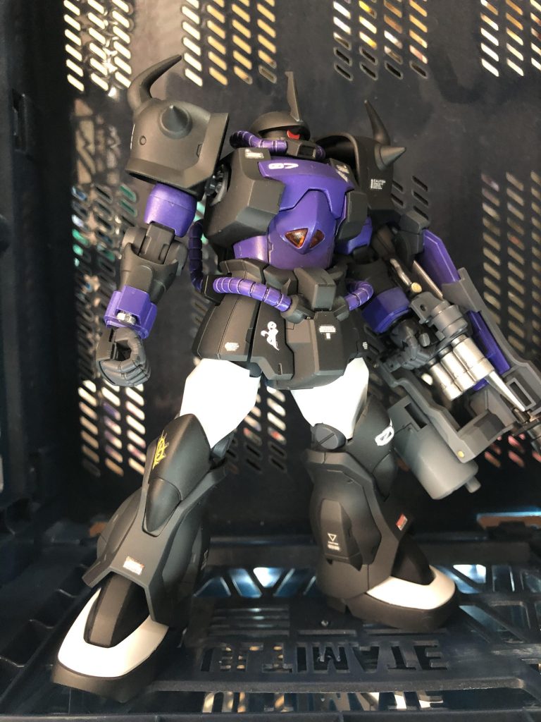 一年戦争時、オデッサにおいてガンダムに敗れ、右腕を失う重傷を負ったが生存していたガイア。その後月のグラナダに向かい〝教導機動大隊〟で教官としてパイロットを育成していた。UC0098、教導機動大隊の出身であるタカジョウ.ヒロト大佐はネオジオン強硬派の特命によりシャイアン基地に奇襲地球に降り立つ。旧式なるも徹底改修された機体で任務遂行を目指す。機体はかつての師と同じ〝黒〟である。という妄想であります。