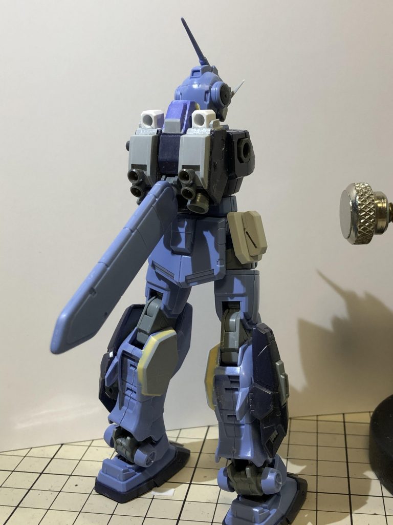 制作途中の背部です。頭部は約2年ほど前に製作して形になっていたのですが、その他部位の良い案がなかなか定まらずあーでもないこーでもないとしていたら今になりましたσ^_^;そこでさらにデュラハンの基となった、キャバルリーが発売される事になったので、発売までに完成させたいと思い、必死こいて仕上げました笑