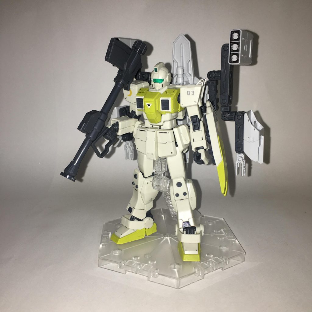 黄色の機体、正面。陸戦型ジムを元に背部の飛行ユニットに大型ミサイルを6機装備している。これらを一斉に発射することで、相手の小隊に対し、最大火力の先手を撃つことができる。