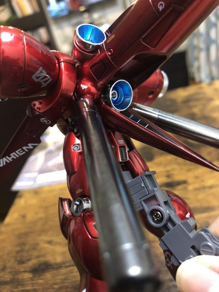 機体随所にアナハイム製だとバレちゃうデカールを貼りました。