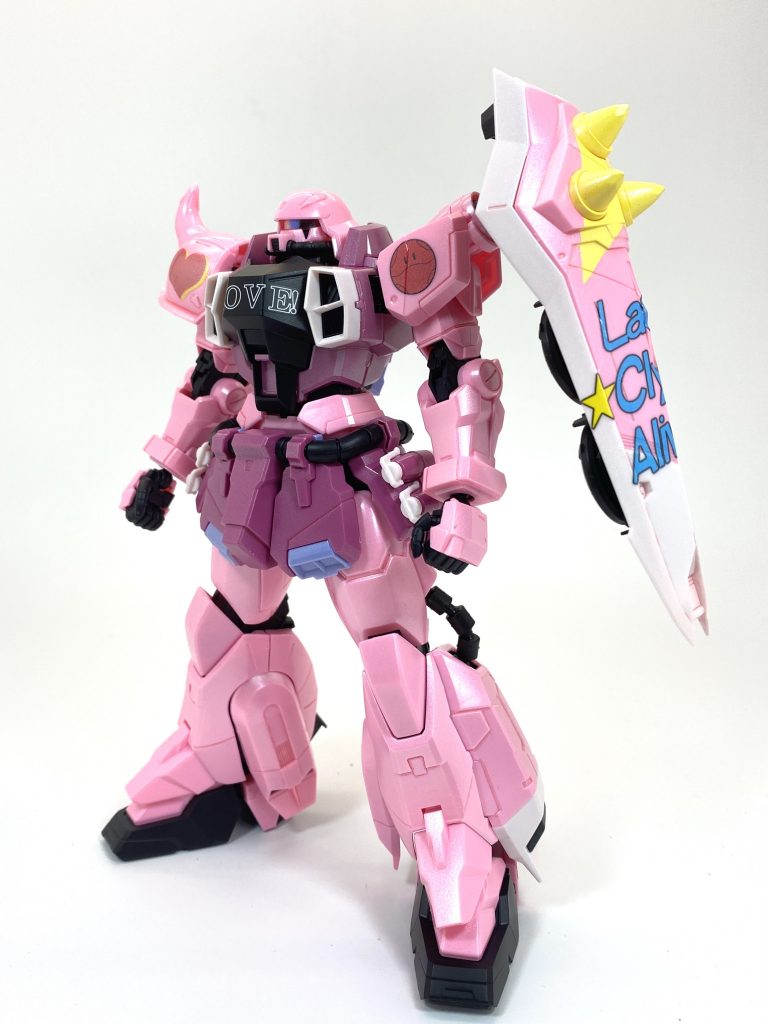 というわけでガンダムベース限定のミーアザクを缶スプレーのパールクリアで仕上げてみました。