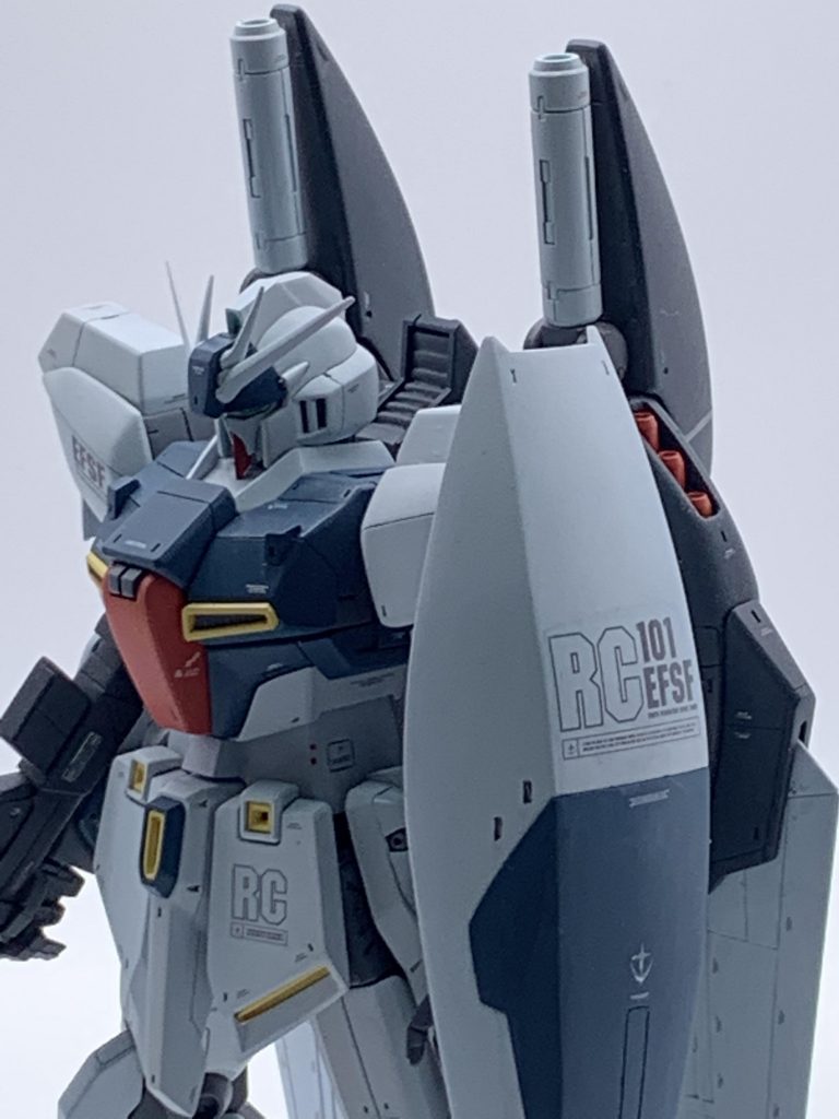 胴体はフレームは流用しつつ、リガズィのイメージでエポパテから自作しました。