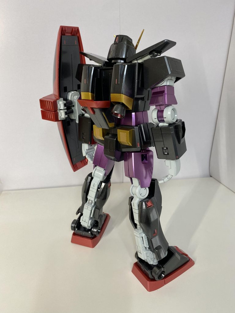 足の稼働パーツが塗装には向かないガチャガチャ動くタイプでした。一度は合わせ目消しを試みましたが断念・・・・。中途半端な合わせ目で諦めて塗装することにしました。