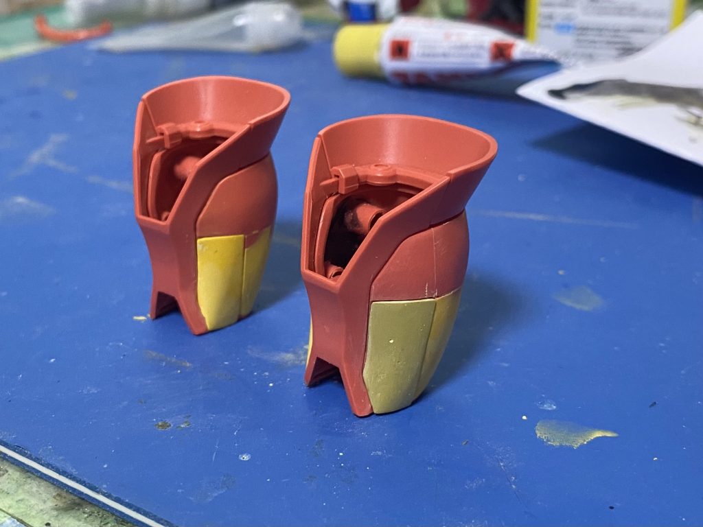 両脚部はポリパテ等で形状を変えました。少し強引ながらも、なんとか似せるように盛りつけました。