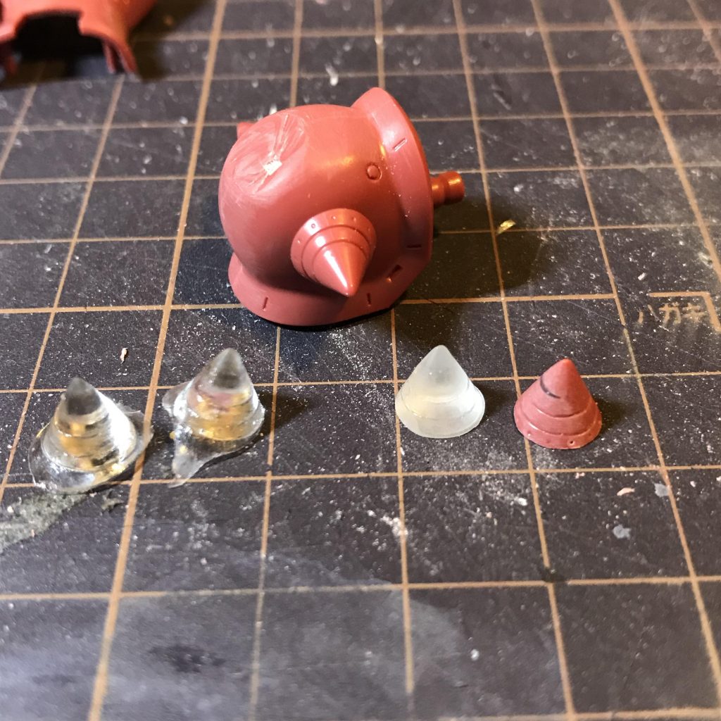 肩アーマーは、スパイクをUVレジンで複製して揃えました。球状の肩アーマーとの合わせがなかなか大変だった…。