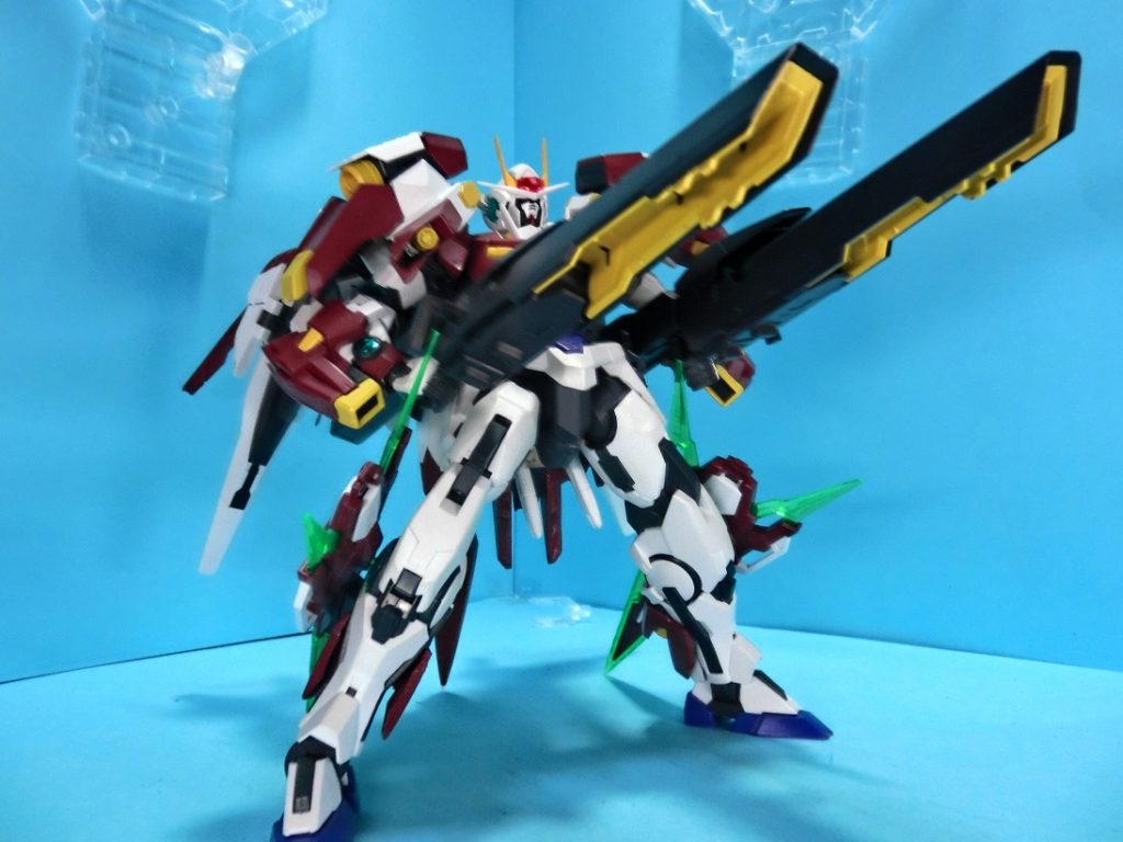 GNバズーカは背面より回し腰部で射撃体勢をとる