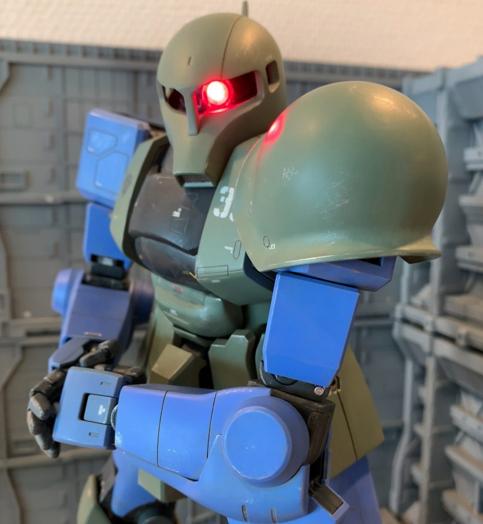 やった事は単純な埋め作業が中心ですが、面積が大きく1/144のような誤魔化しが効かず、思いの外苦戦しました。捨てサフしては現れる穴や凸凹を見つめて、何度もため息がでました(苦笑)20年以上前のキットだけあって、構造は現在と比べると練り不足感は否めませんよね。私は艶消しして汚すのでほぼ気にしない方ですが、それでも流石に無視できないレベルでヒケている部分も結構あり、この辺りの修正も地味に手間でした。作る前から覚悟はしていましたが、1/60は1/144とは比べ物にならないくらい作業量が多く完成までのビジョンが中々見えず、モチベーションを維持するのが大変でした。