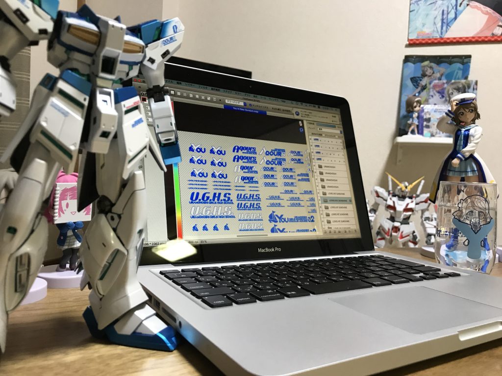 機体を見ながらデカールをデザイン中。この作業が一番好きです。