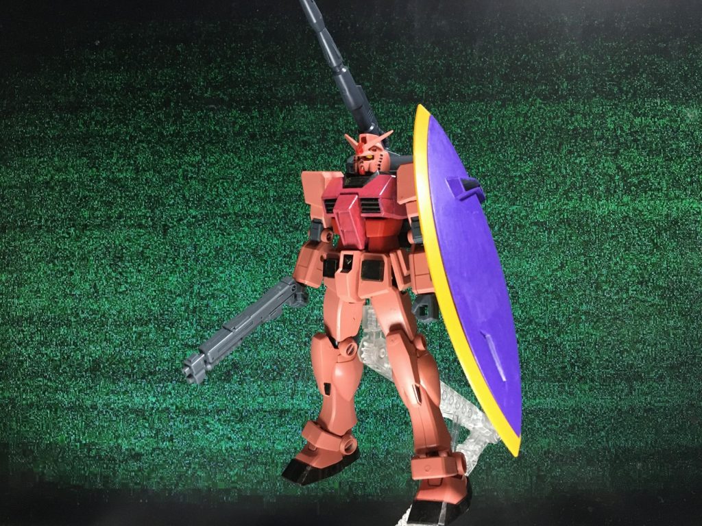 前面。キャスバル専用ガンダムとは若干カラーリングが異なる。シールドは代えのきくゲルググのものを採用している。