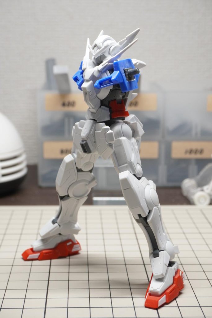 スジやプラ板でディティールアップをしています。初めはシンプルにしようとしていましたが、下半身で思いのほかやってしまい上半身も合わせる様にやらないといけなくなりました。