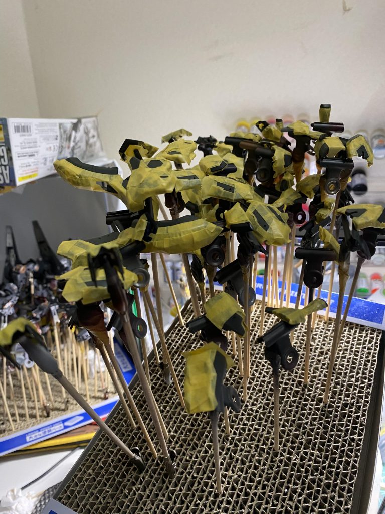 なるべく綺麗にカラーを入れたい為出来る限りマスキングテープを使い部分塗装。