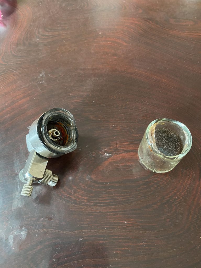 途中でレギュレータが壊れました。外そうとしたら割れるんですねこれ。びっくりです。