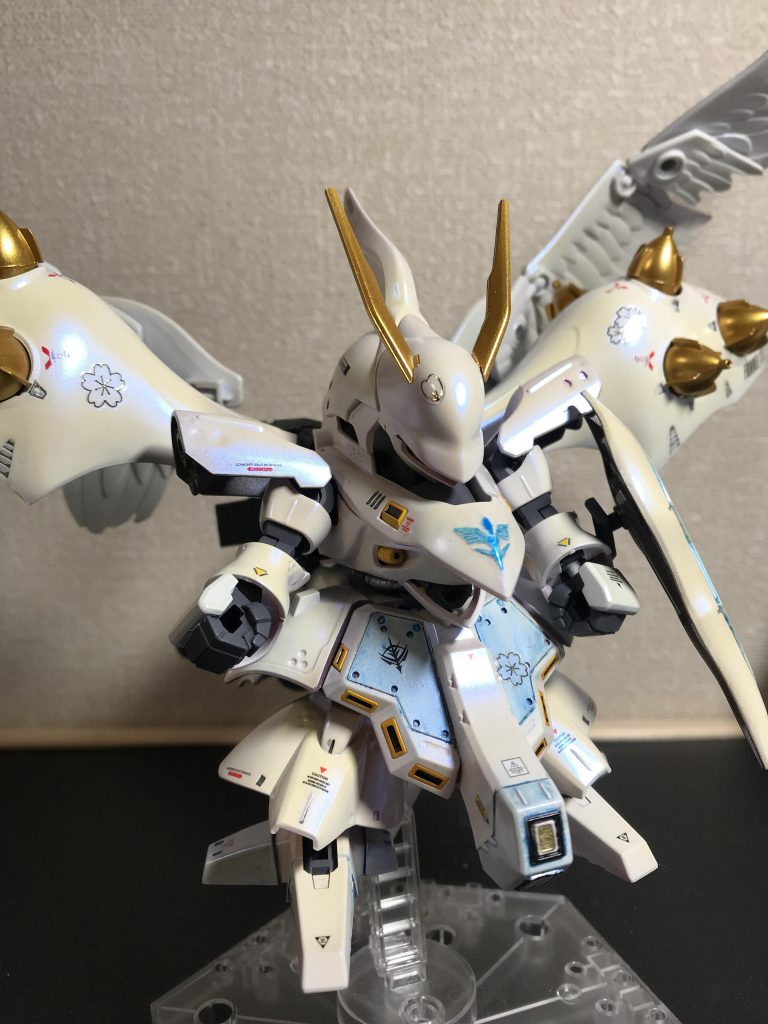 スジボリは上手く出来ずに断念しました…細かく見ると失敗キズがあります(^_^;)各所に桜のネイルシールを貼り付けました(*^_^*)モノアイと胸のマークには大好き蛍光塗料が塗布してあるのでビコーンと光ります!