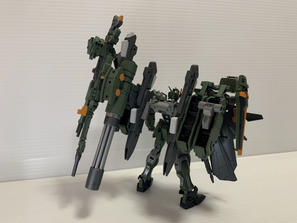 ジェットストライカーをベースにこれでもかと積んであります!カラーはストライクEのアナザーランチャーを参考にしました。名前の「ブラストホール」はトンネルとか掘る時に大穴を開ける爆薬の事っぽいです。このストライカーだと「敵陣に大穴を開ける」って意味で名付けてます。この手の機体は本体のPS装甲強度を犠牲に大型火器を運用する仕様ですので、「バッテリー増やせばシフトダウンしないやん」と脳筋全開に解消しました。ストライカー基部左右とガトリング後部の白いのがバッテリーのつもりです。また、本来はこの上に中型、大型のミサイルやホバーユニット等かなりのユニットを搭載予定でしたが省略してしまったため各部にハードポイントが存在します。(そのうち作りたい)