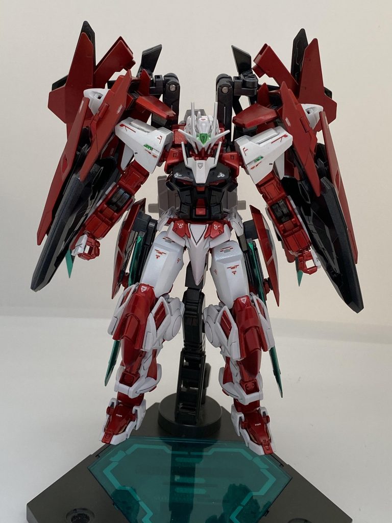 ダブルオーアストレイとエーライザーがドッキングした形態GN粒子の増加、出力、安定力を高めた機体