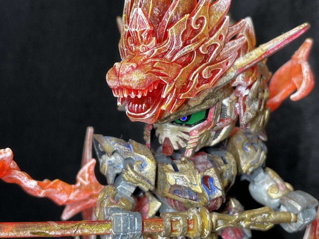 悟空は飛ぶように百眼魔王の元へ駆けていきます。「やい！百眼魔王！」百眼魔王はお腹をさすりながら玉座でとぐろを巻いています。「お師匠様を返してもらうぜ」すると奪われた如意棒が勝手に悟空の手に戻ります。驚く百眼魔王に悟空は如意棒を突きつけました。しかし、百眼魔王は余裕の表情です。「三蔵を食べたワシは永遠の命を得たのだ。何も怖くないぞ」悟空は目を細めて百眼魔王の中を透視します。するとお腹のなかで合掌する三蔵が見えました。