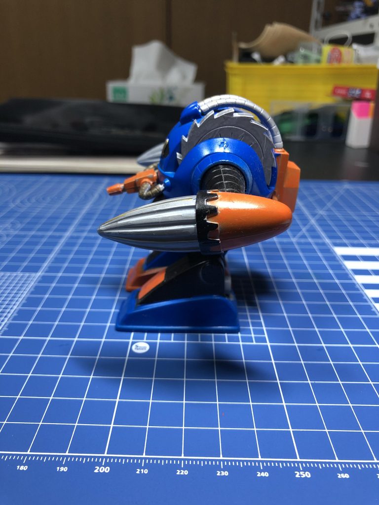 他の機体と同じく青と黒はスプレー、オレンジは筆塗りで、ドリルやパイプなどのパーツはガンダムマーカーで塗りました。