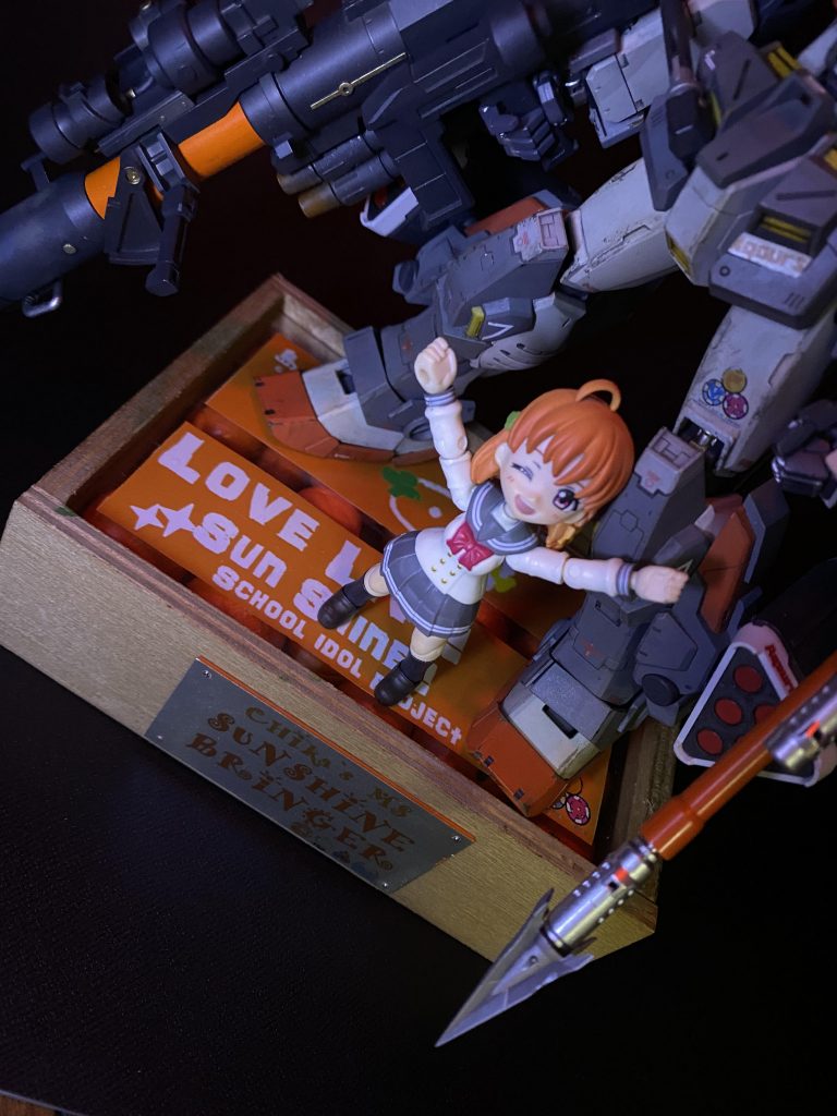 台座の箱にはみかんをぎっしり詰め込んであります。