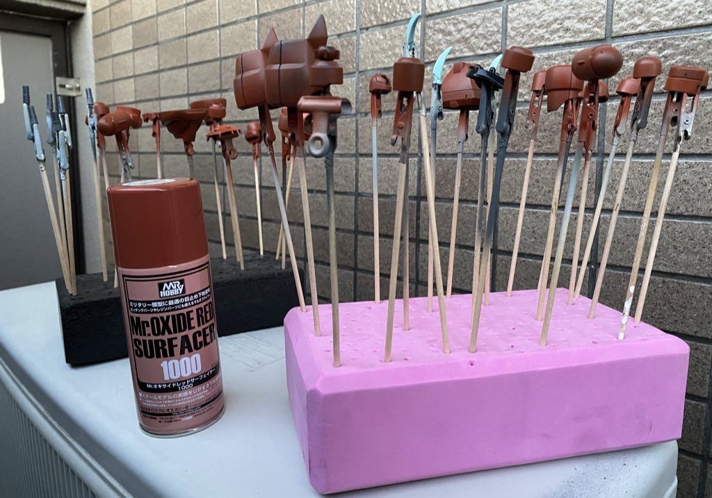 下地にオキサイドレッドのサフを吹き、グリーンの色味がちょっと変わったような、変わってないような😅