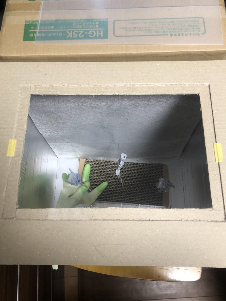 追記塗装ブース内が暗かったので、天板をくりぬいて100均のプラ板をはめこめるように改良しました。光を取り込めるようになったので、発色がわかりやすくなりました!