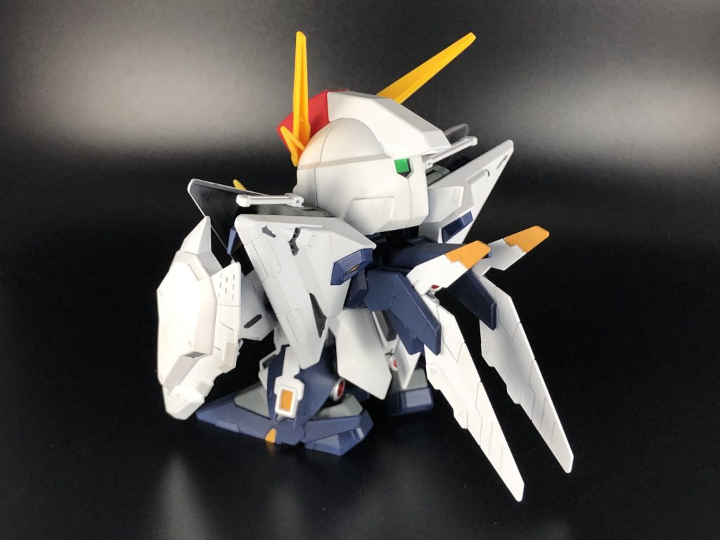 後ろ。サーベルラックのジョイントがヘタってしまって立たせられず…背中のウイングのCジョイントも撮影中に折りました…