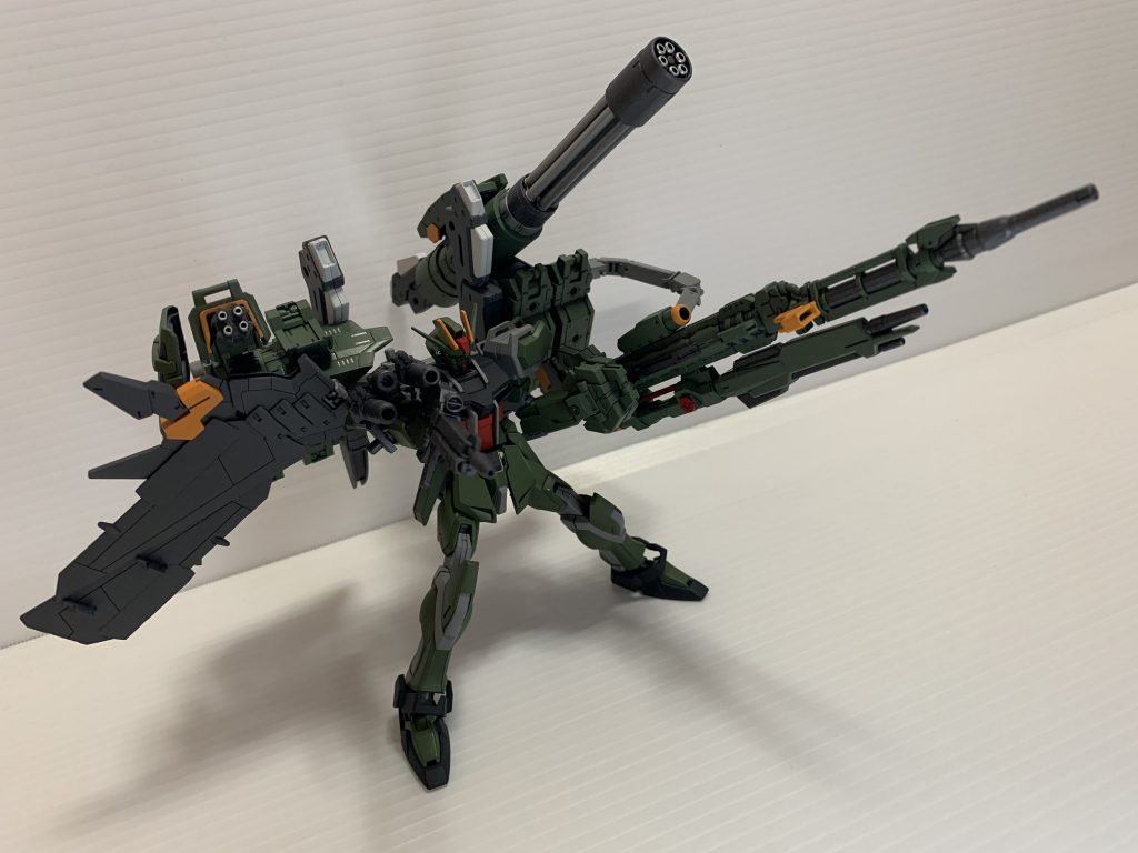 全砲門展開右側のユニットやシールドは動きに合わせて結構逃がせるので邪魔にはならない・・・と思います。頑張ればちゃんと自立してくれる重量配分になってはいますが股関節が・・・