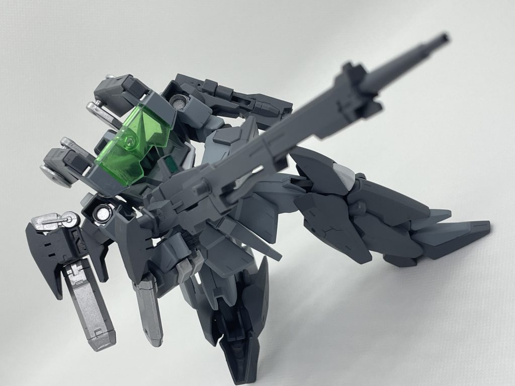 右肩に二基マウントされている大型Eカートリッジをライフルに接続することで、規格外の射程と威力を両立しています。