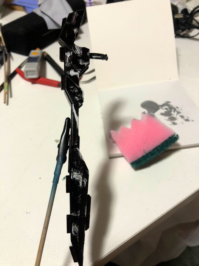 全てのパーツはガイアノーツのExブラックから塗装スタート。黒い部分は炎っぽく見せたかったので、黒を吹きつけた後にスポンジで、少し模様を描くつもりでポンポンしたりシュッシュってしたり。使用したのは市販のスポンジとエナメルのクロームシルバー。