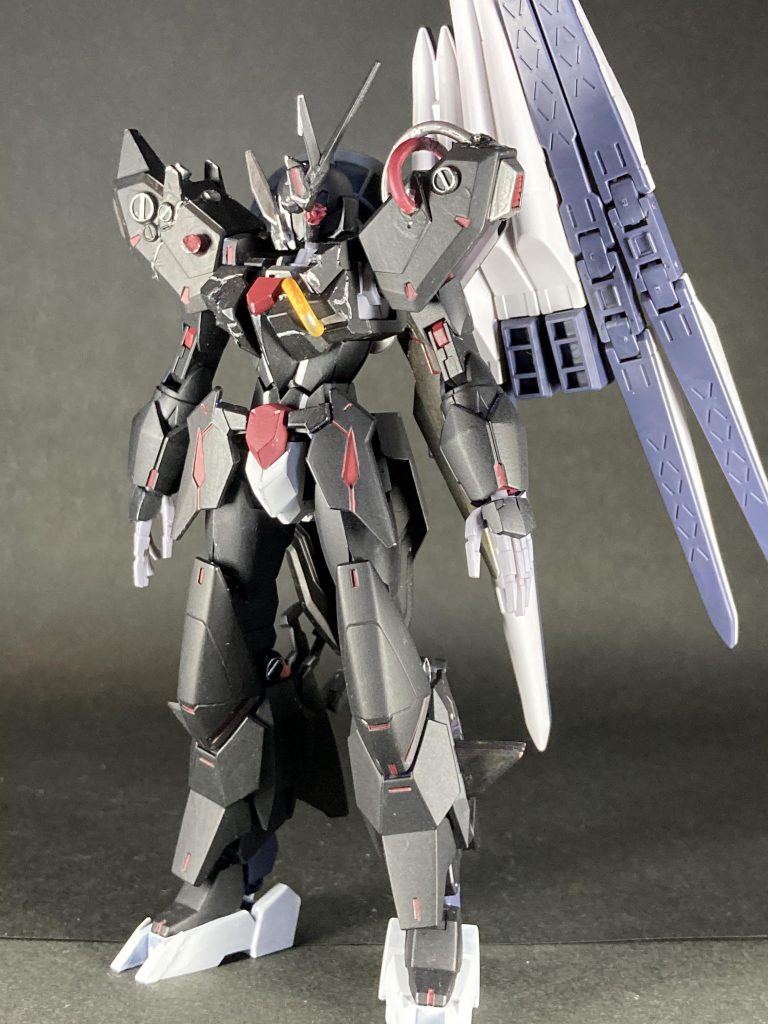 マリシャスヌルガンダム。マリシャスコアにヌルアーマーを装着した姿。フェイクνとアルスアースリィ、ユーラヴェンから各部位を使用してパイプに見立てたランナーを突き刺して作成。