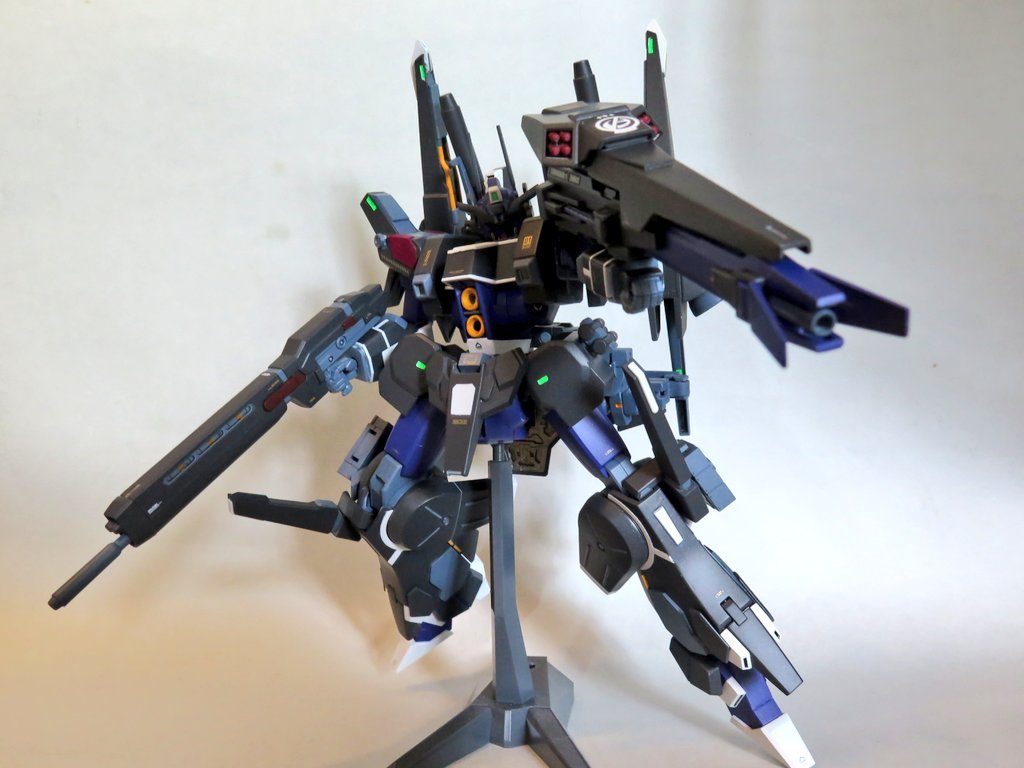 シルヴァ(成子坂制作所特注機)アキ作戦を備えて,AEGIS本部から受領した新型ワーカー、シルヴァの制作計画の中に最高スペックを持つ機体である。単機でVWヘヴィ,及びケルベロス級をも匹敵する戦闘力を誇る。新型のインテンション。オプティマイザーという操縦輔佐系統を導入しており、操縦者の思考が機体の動きや火器管制にダイレクトに反映され、通常の手動のみの操縦を遥かに凌駕する反応速度と動作精度を誇る。使用する時にアクトレススーツの着用を必要とする。動力源は2基のCe・プレクサ、及び1基のCe・ハプティクスを組み込まれて、その上に管制パーツを合成された特製版。作戦の後で成子坂に正式配備される。