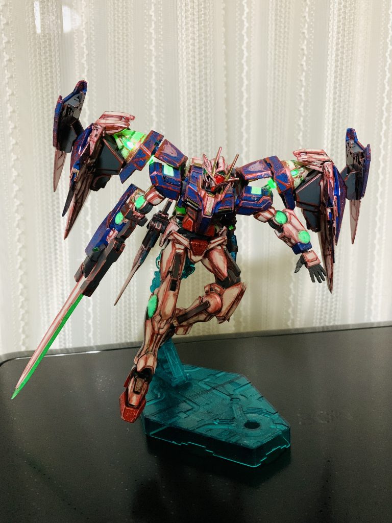 そしてミライトも初めて使用してみました。ツインドライブ裏からピンバイスで穴を開けヤスリで整えた後、ミライトに付属していたクリアチューブを咬ませてぶち込んでます。裏打ち等は面倒だったので特に何もしていません普段光らせないしいいよね。。。