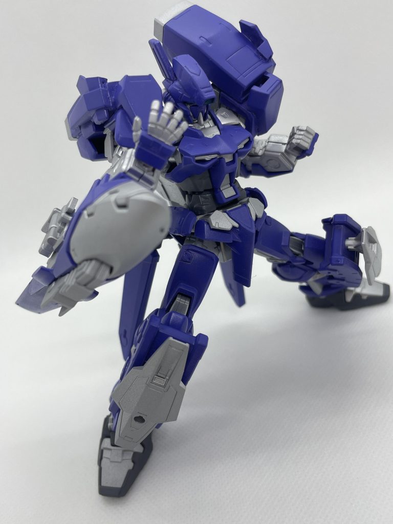 もう一つの特徴が、右腕部に装備された、試製七一式特殊打突手甲「ワダツミ」である。