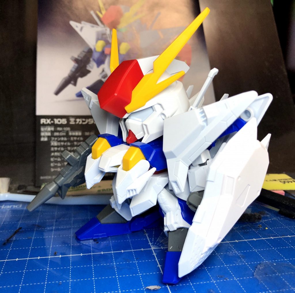 作成途中のやつ。サクッと完成させるつもりでマスクの加工と、胸部とシールドを白く塗ったらそれっぽくなるやろ〜とか思ってたら、意外と胸の配色が面倒だったり、成形色の白が絶妙な色合いだったりで時間がかかってしまいました…