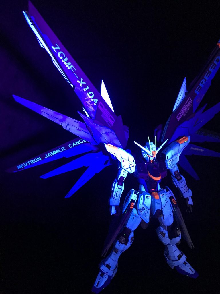 バインダーにはブラックライトで浮かび上がる文字を。