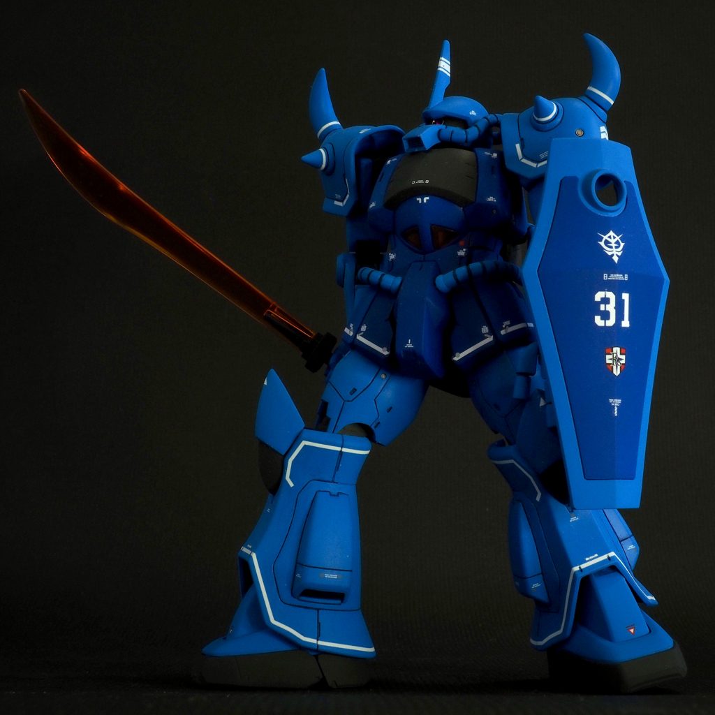 最初はラインデカールを頑張って貼り込みましたが、どうもスケール感を損ねるので一旦剥がして絞り込みました。頭部の上下2パーツの擦り合わせで表情が凄く変わるので、ここがポイントです。擦り合わせが甘いと間抜けな顔になりますので要注意です。